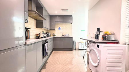 1 bedroom in a house share to rent - Photo 3