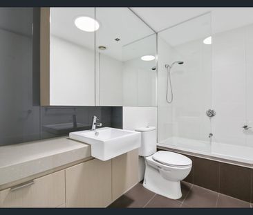 Bright top floor living!! - Photo 2