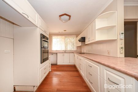 Timeless Family Classic in Desirable Highvale School Zone (STCA) - Photo 2