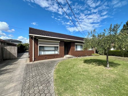 Spacious and Refreshed Three Bedroom Home - Photo 5