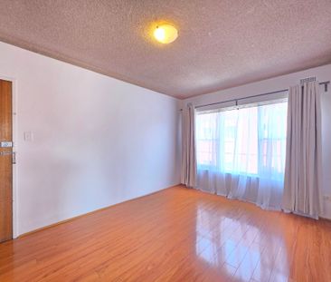 CONVENIENTLY LOCATED TWO-BEDROOM UNIT WITH SUNNY ASPECT - Photo 6