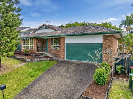 SPACIOUS FAMILY HOME WITH POOL - Photo 5