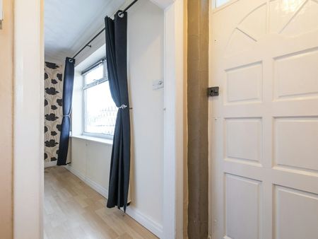 Semi-detached house to rent on - Photo 2