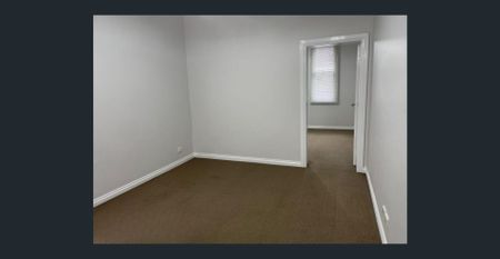 Prime inner-city location with excellent transport links - Photo 3