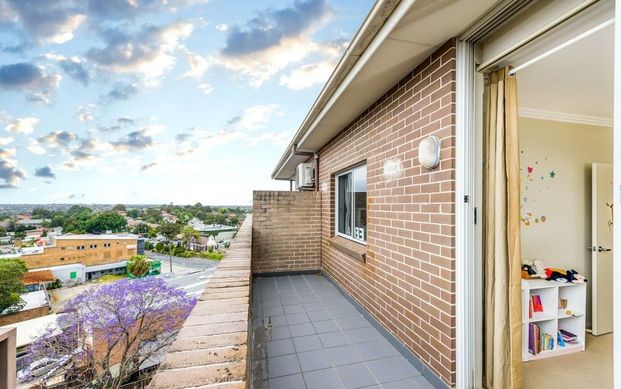 Spacious 3 Bedroom Apartment In Exceptional Location - Photo 1