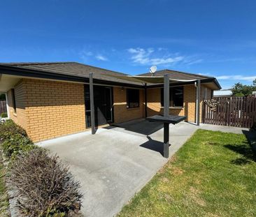 Private rear section, 4 bed + 1 Bath - Photo 1