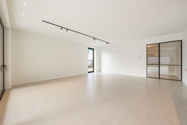 Prestigieus nieuwbouwappartement met ruime tuin en terras. - Photo 1