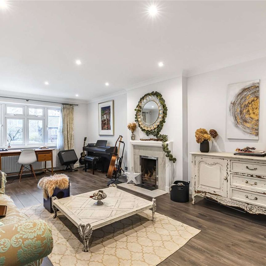 A beautiful six bedroom family home boasting a large garden and separate summer house in a quiet residential cul-de-sac with off-street parking. - Photo 1