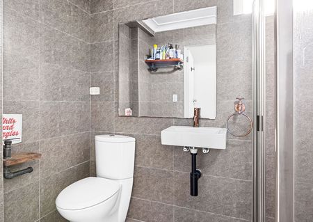 Two Bedroom Apartment with Sweeping City Views - Photo 5