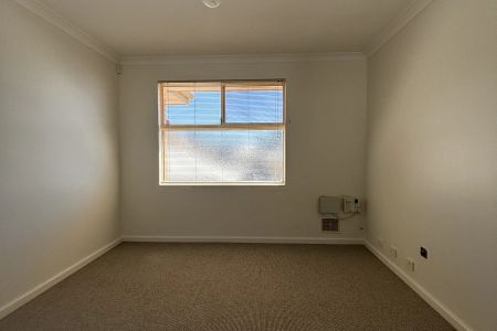 Spacious 3-Bedroom Home in Prime Ardross Location - Photo 4