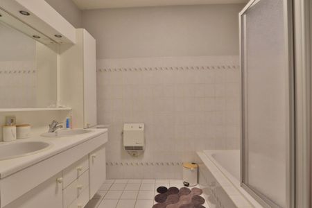 Rustig gelegen, ruim dakappartement met 2 slaapkamers nabij Cortewalle! - Photo 3