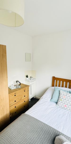 A Comforting 6 Double Bedrooms for Rent in Brighton - Photo 1