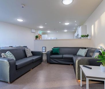 1 bedroom in a flat share to rent - Photo 2