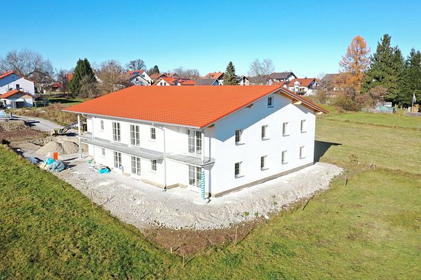 Schicke, barrierefreie 4-ZKB-Neubauwohnung in ruhiger Ortsrandlage mit Aufzug und Südbalkon - Foto 1