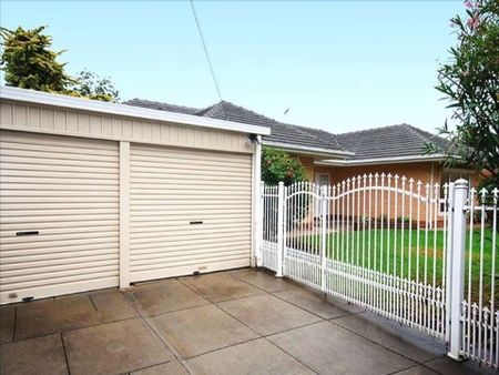 Beautiful 5 Bedroom Home - Photo 2