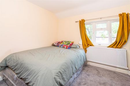 3 bed House - Semi-Detached To Let - Photo 2