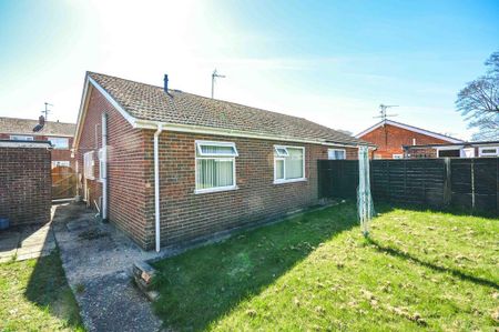 2 bedroom semi-detached bungalow to rent - Photo 2