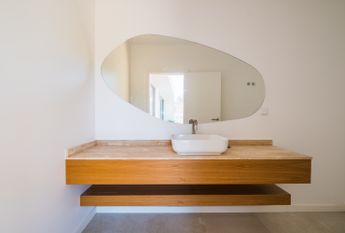 Moradia T6 de arquitetura moderna inserida no Golfe de Oeiras