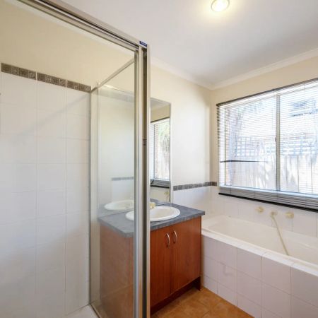 Large Family Home - Perfect Location - Photo 4