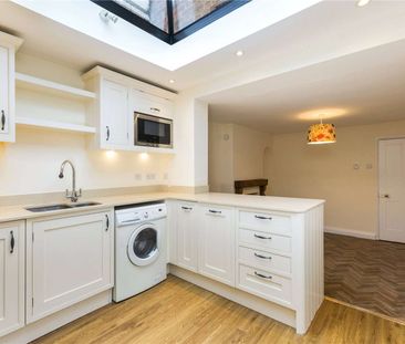 A delightful, modernised two/ three bedroom cottage in the heart of... - Photo 1