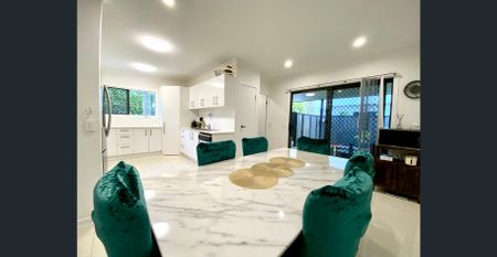 Spacious 4-bedroom townhouse within minutes walking to the Tram - Photo 4