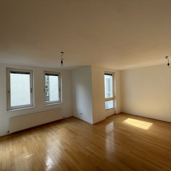 MODERNE 42 m²-WOHNUNG BEIM KARLSPLATZ - BALKON/RUHELAGE! - Foto 1