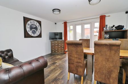 4 bedroom end of terrace house to rent - Photo 3