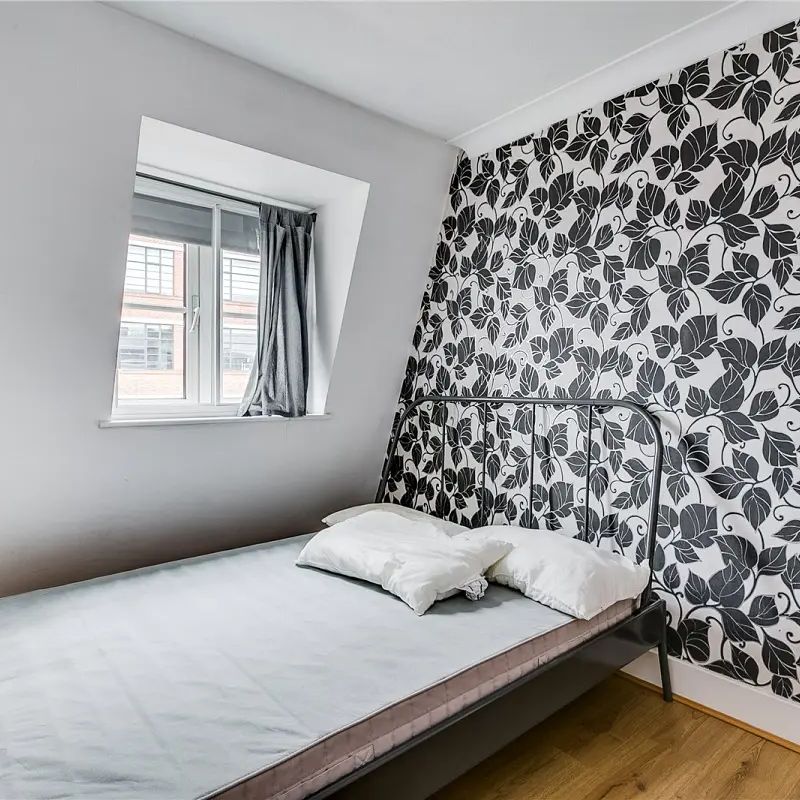 2 bedroom flat in 23 Essex Road - Photo 1