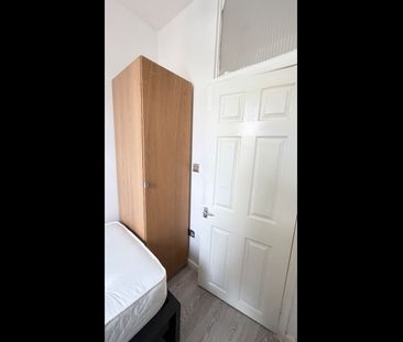 3 Bed Flat, Romford Road, E12 - Photo 2