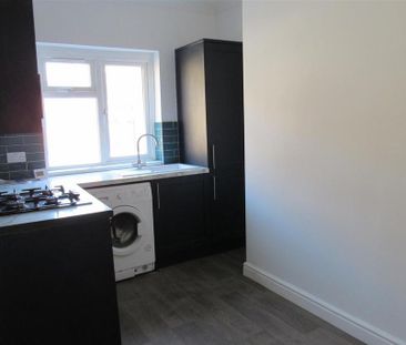 3 bedroom flat to rent - Photo 4