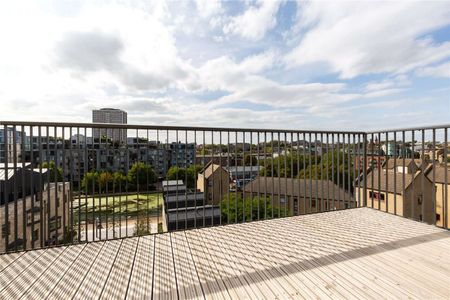 An extremely spacious duplex apartment offering excellent canal views just a short walk from Old Street and Angel. - Photo 4