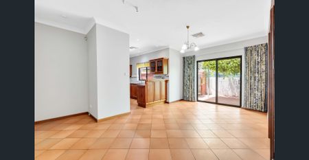 Character Family Home! - Photo 2