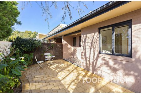 Spacious courtyard home - Photo 4