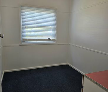 Conveniently Located 2-Bedroom Flat in a Small Block of 4 - Photo 1