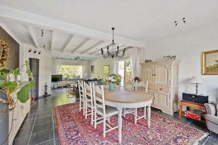 Volledig gemeubeld en instapklare woning met 3 slaapkamers en zeer leuke en zonnige tuin. - Foto 2