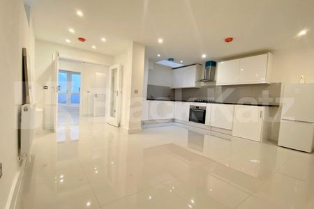 Recently refurbished Georgian maisonette with patio area - Photo 4