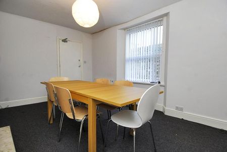 6 bedroom house to rent - Photo 2