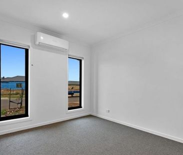 Stylish Modern & Cosy Family Home - Photo 2