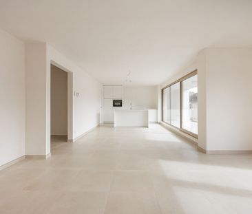 Nieuwbouwappartement met 2 slaapkamers, terras en parking - Photo 3