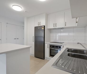Spacious 3 Bedroom 2 Bathroom in great Location. - Photo 4