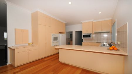 FAMILY HOME WITH DOUBLE GARAGE - Photo 3