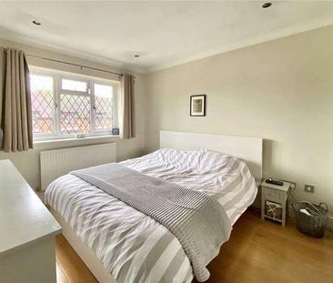 Groves Close, Bourne End, SL8 - Photo 2