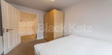 Lovely two bed set within a period house close to Tube & Shops - Photo 3