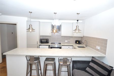 3 bedroom apartment to rent High Street, Wivenhoe, Colchester, Essex, CO7 - Photo 2