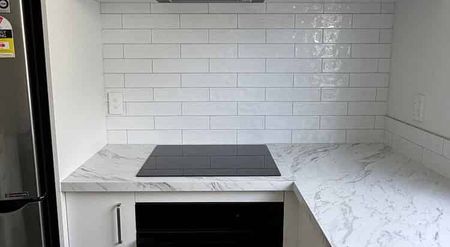 Newly refurbished large townhouse! - Photo 2