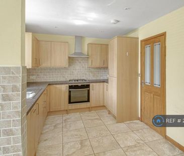 3 bedroom end of terrace house to rent - Photo 2