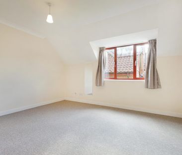 2 Bed Flat - Photo 2
