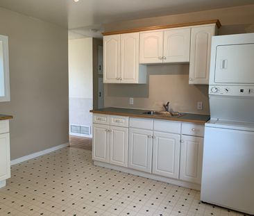 2 bdrms up 2 bdrms down well maintained Main Floor home in Winston ... - Photo 5