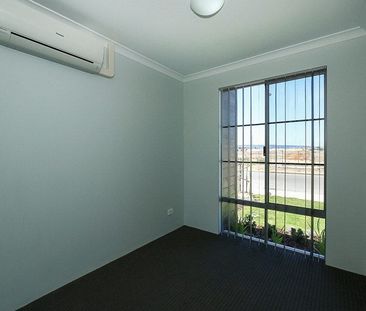 Stunning 3 Bedroom home opposite the shopping centre! - Photo 3