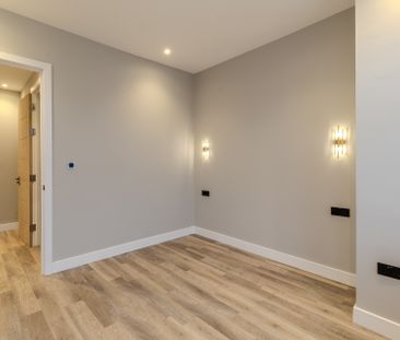 Stunning Recently Converted Ground Floor Maisonette with Smart Home... - Photo 4